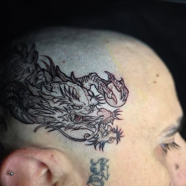 Tatuaje de dragón en lateral de la cabeza